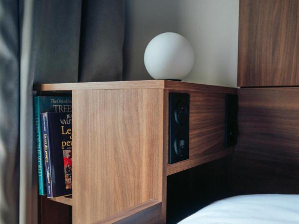 JOST Hostel Bordeaux Gare St Jean : photo 3 de la chambre jost box - petite chambre de 5 m² avec salle de bains et toilettes communes (capsule)