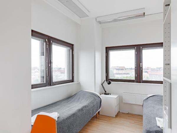 Sky Hostel Helsinki : photo 5 de la chambre chambre lits jumeaux avec salle de bains commune