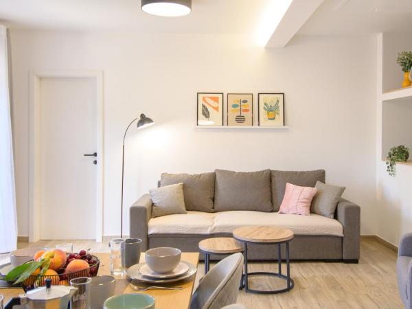 Apartments & Rooms Darrer : photo 3 de la chambre appartement avec balcon