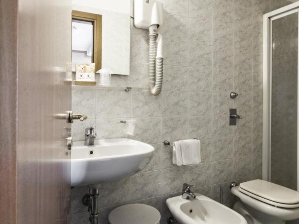 Hotel Des Etrangers : photo 5 de la chambre petite chambre simple