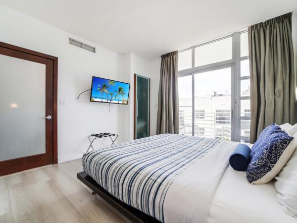 Strand Ocean Drive Suites : photo 7 de la chambre suite 1 chambre lit king-size avec balcon - vue partielle sur océan - logement c403