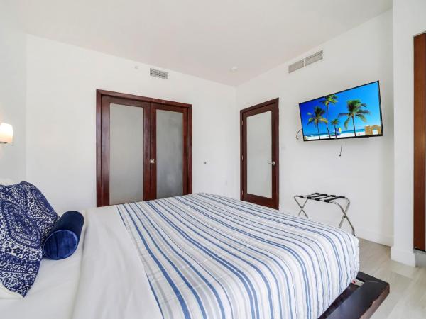Strand Ocean Drive Suites : photo 9 de la chambre suite 1 chambre lit king-size avec balcon - vue partielle sur océan - logement c403