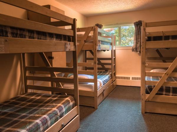 HI Banff Alpine Centre - Hostel : photo 1 de la chambre lit simple dans dortoir mixte de 6 lits avec salle de bains commune