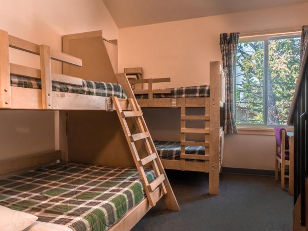 HI Banff Alpine Centre - Hostel : photo 1 de la chambre lit dans dortoir mixte de 6 lits avec salle de bains privative