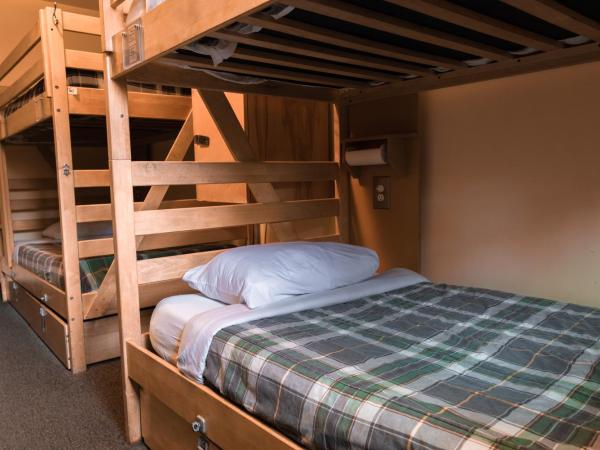 HI Banff Alpine Centre - Hostel : photo 1 de la chambre chambre double standard avec salle de bains commune