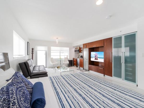 Strand Ocean Drive Suites : photo 1 de la chambre suite lit king-size avec balcon 2 - a307