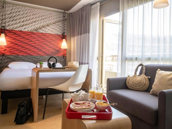 ibis Cannes Plage La Bocca : photo 4 de la chambre chambre standard avec 1 lit double et 1 lit simple