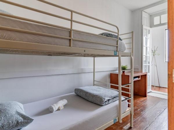 Invictus Hostel : photo 1 de la chambre chambre lits jumeaux avec lits superposés et salle de bains commune