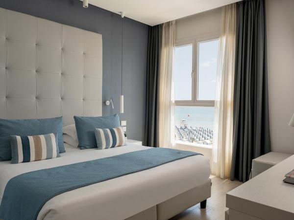 Hotel Orient & Pacific : photo 3 de la chambre chambre double supérieure - vue sur mer