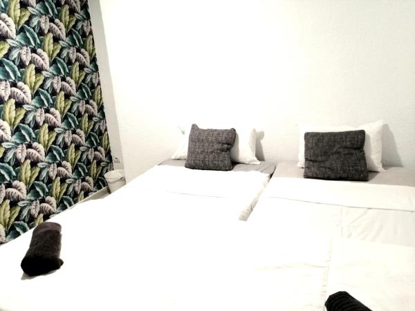 La MARINA : photo 10 de la chambre chambre triple avec salle de bains privative séparée