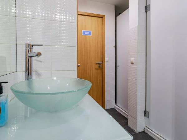 Invictus Hostel : photo 1 de la chambre chambre double avec salle de bains commune