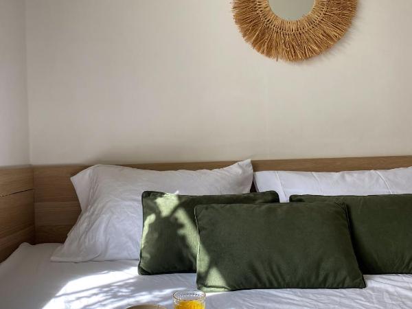 Chambre climatisée lit double dans villa - Proche Centre Tramway : photo 5 de la chambre chambre double avec salle de bains commune