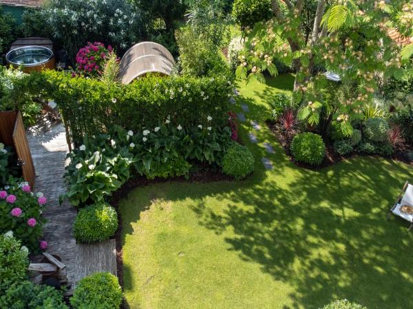 Escale Rochelaise B&B, SPA bain nordique et sauna tonneau : photo 2 de la chambre suite - vue sur jardin