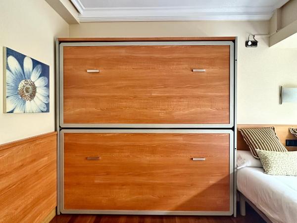Pension Anoeta : photo 9 de la chambre chambre quadruple avec salle de bains privative