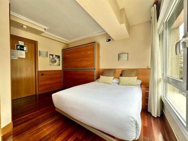 Pension Anoeta : photo 7 de la chambre chambre quadruple avec salle de bains privative