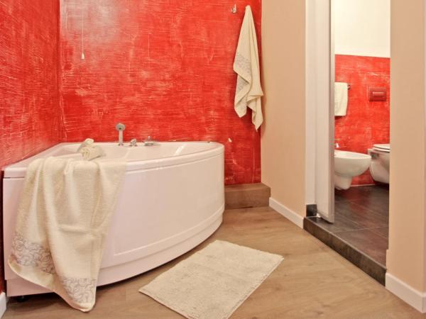 All'Operetta di Cagliari : photo 2 de la chambre chambre lit king-size avec baignoire spa