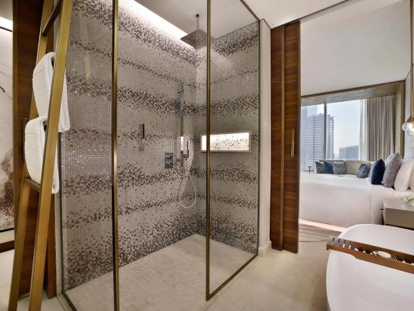 The St. Regis Downtown Dubai : photo 2 de la chambre chambre double supérieure avec 2 lits doubles avec service de majordome st regis signature -vue partielle sur burj khalifa ou sur centre-ville