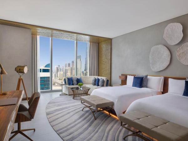 The St. Regis Downtown Dubai : photo 1 de la chambre chambre double supérieure avec 2 lits doubles avec service de majordome st regis signature -vue partielle sur burj khalifa ou sur centre-ville