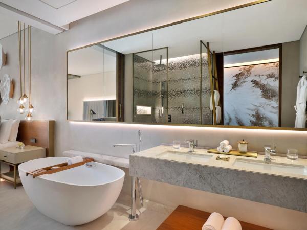 The St. Regis Downtown Dubai : photo 1 de la chambre chambre double deluxe avec 2 lits doubles et service de majordome st regis signature - vue sur canal