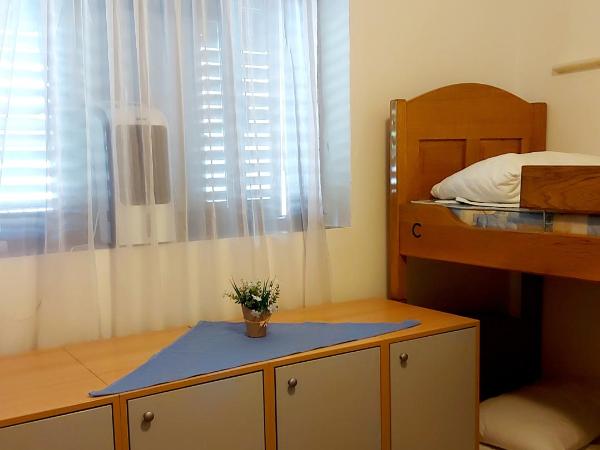 HI Hostel Dubrovnik : photo 3 de la chambre chambre quadruple avec salle de bains privative