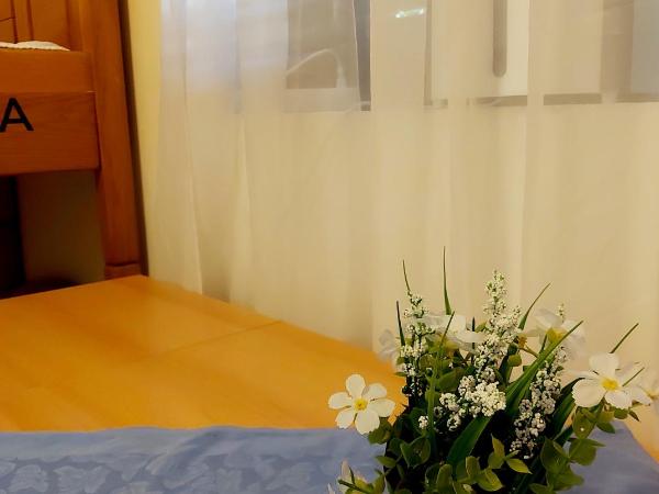 HI Hostel Dubrovnik : photo 1 de la chambre chambre quadruple avec salle de bains privative