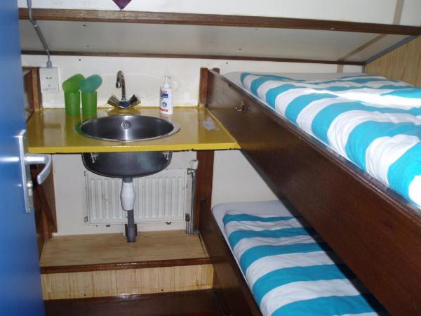 Intersail Hostel - Avontuur : photo 6 de la chambre chambre quadruple Économique avec salle de bains commune
