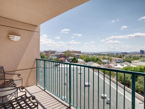 Tucson Marriott University Park : photo 4 de la chambre chambre lit king-size avec canapé-lit - Étage concierge