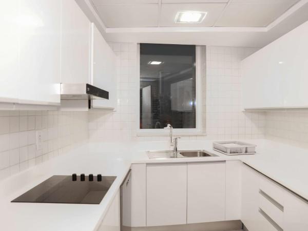 DoubleTree by Hilton Dubai Jumeirah Beach : photo 3 de la chambre one-bedroom suite with balcony and kitchen