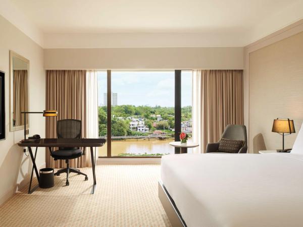 Hilton Kuching Hotel : photo 1 de la chambre chambre lit king-size exécutive