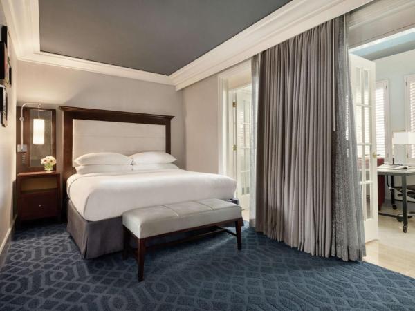 Hilton Checkers Los Angeles : photo 1 de la chambre suite avec lit king-size et terrasse