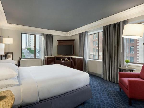 Hilton Checkers Los Angeles : photo 1 de la chambre chambre lit king-size deluxe - vue sur ville