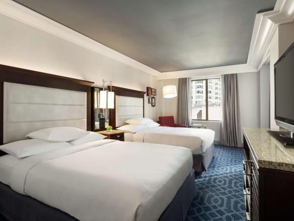 Hilton Checkers Los Angeles : photo 1 de la chambre chambre double de luxe avec deux lits doubles - vue sur ville

