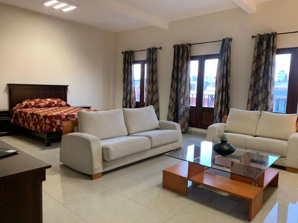 Cinco de Mayo Hotel : photo 1 de la chambre suite lit king-size avec balcon