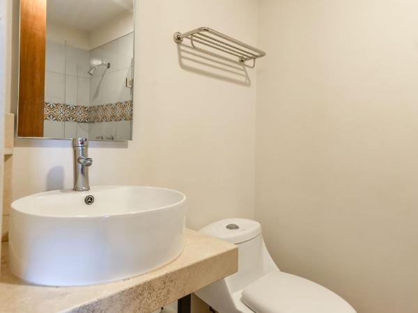 Cinco de Mayo Hotel : photo 8 de la chambre suite lit king-size avec balcon