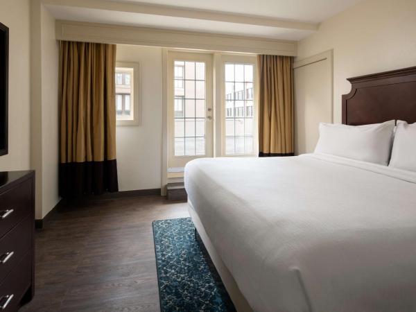 Embassy Suites by Hilton New Orleans Convention Center : photo 4 de la chambre suite lit king-size