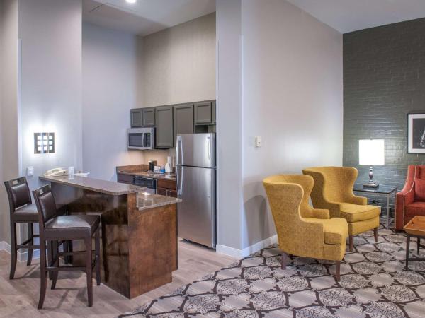 Hampton Inn and Suites New Orleans Convention Center : photo 2 de la chambre suite deluxe avec lit king-size