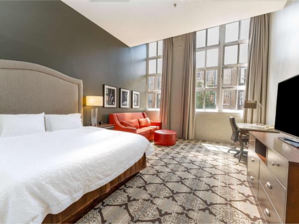 Hampton Inn and Suites New Orleans Convention Center : photo 2 de la chambre suite lit king-size avec baignoire spa - non-fumeurs