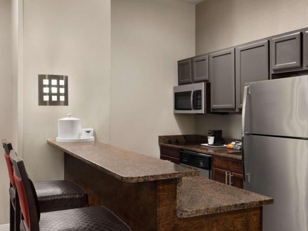 Hampton Inn and Suites New Orleans Convention Center : photo 4 de la chambre suite lit king-size avec cuisine - non-fumeurs