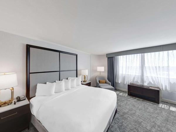 Hilton Chicago/Oak Lawn : photo 1 de la chambre chambre lit king-size