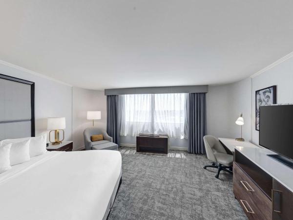 Hilton Chicago/Oak Lawn : photo 2 de la chambre chambre lit king-size