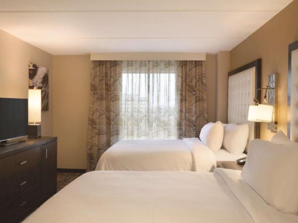 Embassy Suites Oklahoma City Downtown/Medical Center : photo 4 de la chambre suite avec 2 lits queen-size