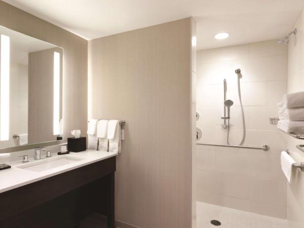 Embassy Suites Oklahoma City Downtown/Medical Center : photo 1 de la chambre suite lit king-size adaptée aux personnes malentendantes