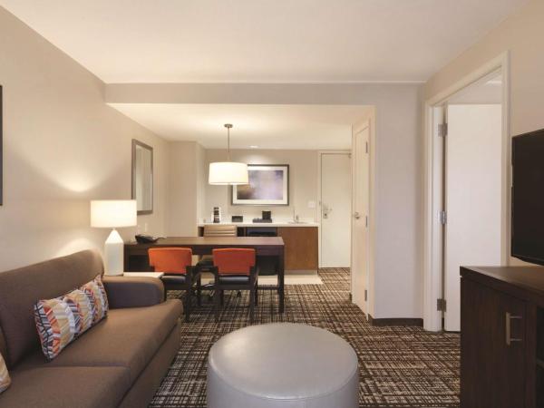 Embassy Suites Oklahoma City Downtown/Medical Center : photo 5 de la chambre suite avec 2 lits queen-size