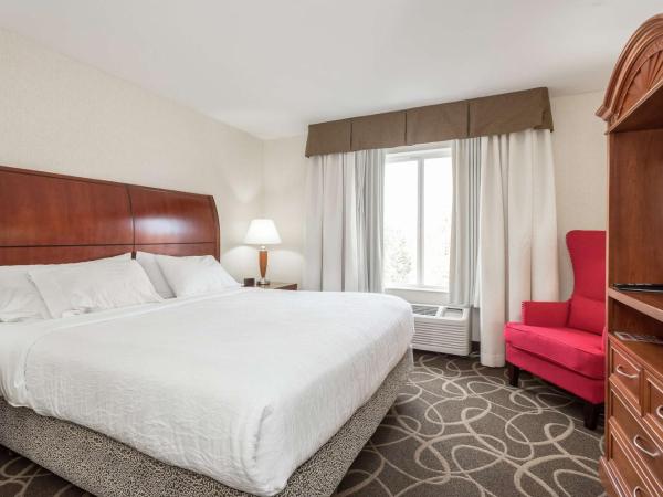 Hilton Garden Inn Portland Airport : photo 2 de la chambre suite 1 chambre lit king-size avec canapé-lit