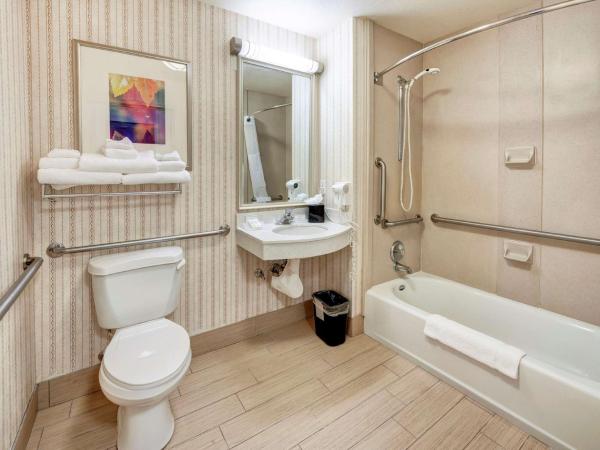 Hilton Garden Inn Portland Airport : photo 3 de la chambre chambre lit king-size avec baignoire - accessible aux personnes à mobilité réduite et adaptée aux personnes malentendantes