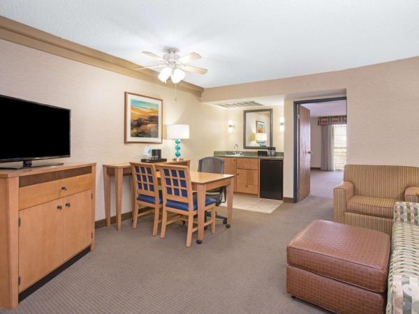 Embassy Suites by Hilton Phoenix Biltmore : photo 5 de la chambre suite lit king-size