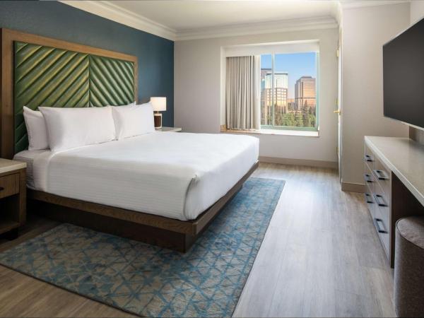 Embassy Suites by Hilton Sacramento Riverfront Promenade : photo 1 de la chambre suite lit king-size