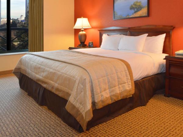 Embassy Suites by Hilton Sacramento Riverfront Promenade : photo 3 de la chambre suite lit king-size