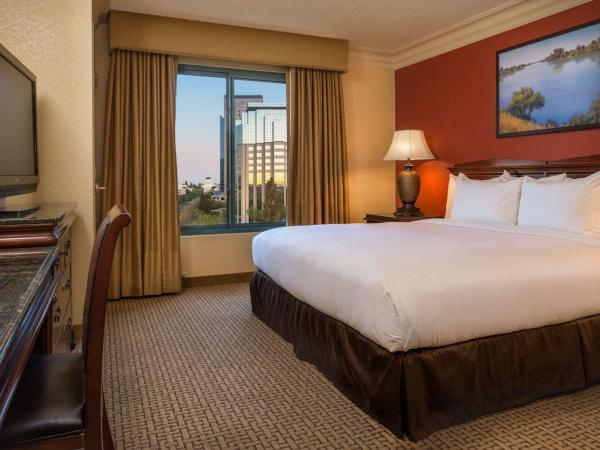 Embassy Suites by Hilton Sacramento Riverfront Promenade : photo 2 de la chambre suite lit king-size