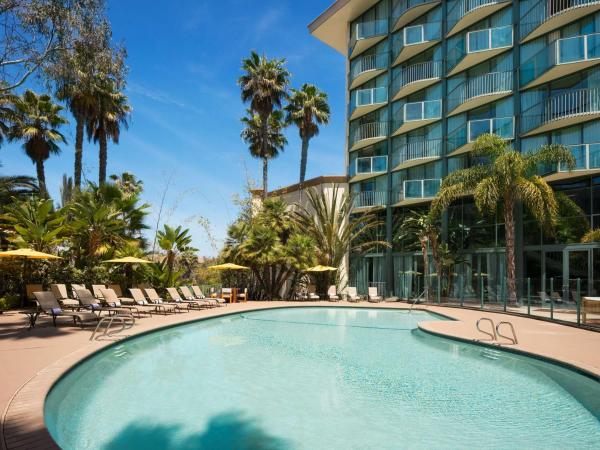 DoubleTree By Hilton San Diego Hotel Circle : photo 2 de la chambre chambre lit king-size avec balcon - non-fumeurs